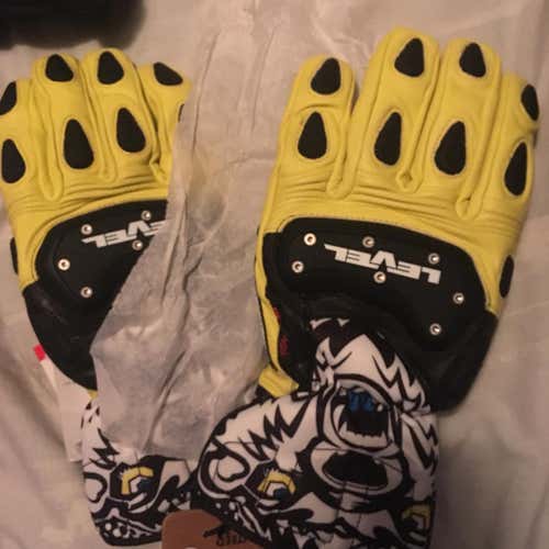 XL Level Glove SQ CF