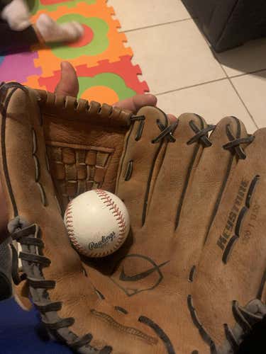 Brown Used High School/College Nike Right Handed Outfield Diamond Ready Baseball Glove 13"