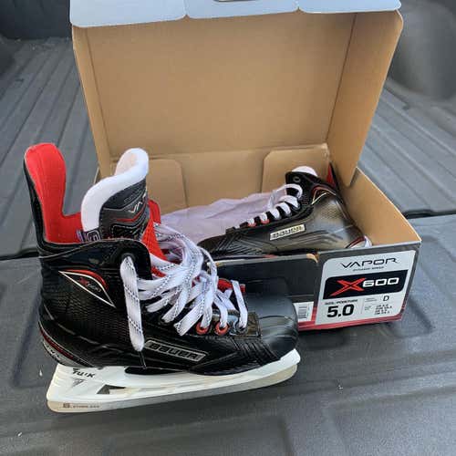 New Bauer Vapor X600 D&R (Regular)  Size 5 Hockey Skates