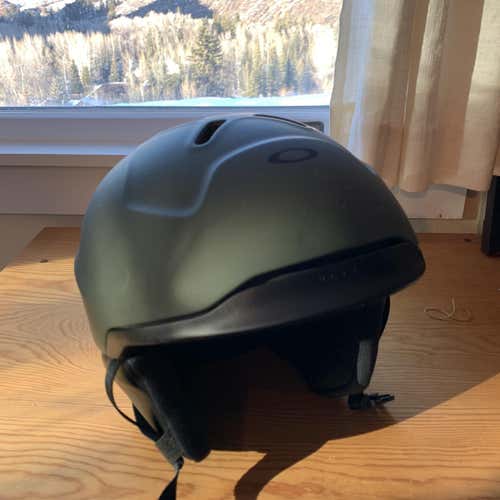 New Large Oakley MOD 3 Helmet