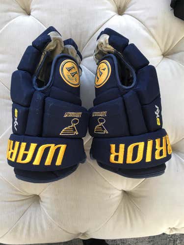 Used Warrior Dynasty AX2 15" Pro Stock Gloves