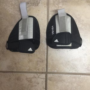 Youth  Adidas Versa Knee Pads