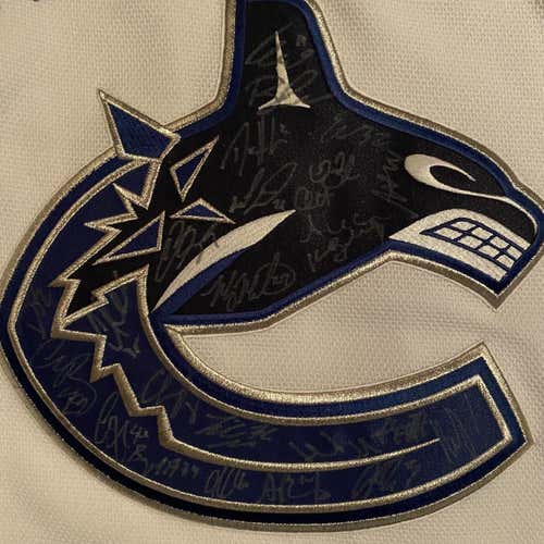 Vancouver Canucks signed Jersey