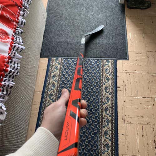 NEW Bauer Vapor FlyLite RH P28 Grip 102 Flex Hockey Stick WOW