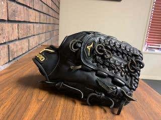 Mizuno Right Handed Classic Pro Soft Baseball Glove 11.5"