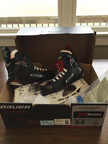 New Bauer Vapor Junior X600 D&R (Regular) Size 2.5 Hockey Skates