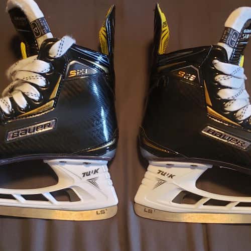Used Bauer Supreme S29 Size 4 Hockey Skates