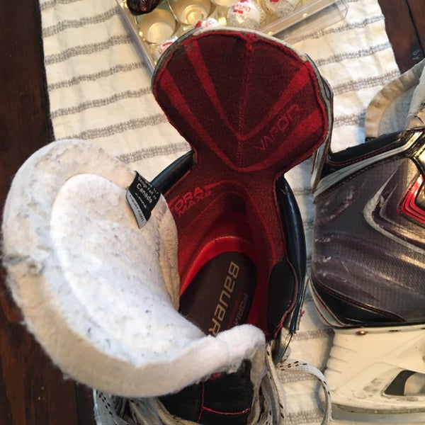 Used Bauer Vapor APX2 EE (Extra Wide) Size 8.5 Hockey Skates