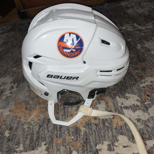 White Used Large Bauer Re-Akt 95  Helmet