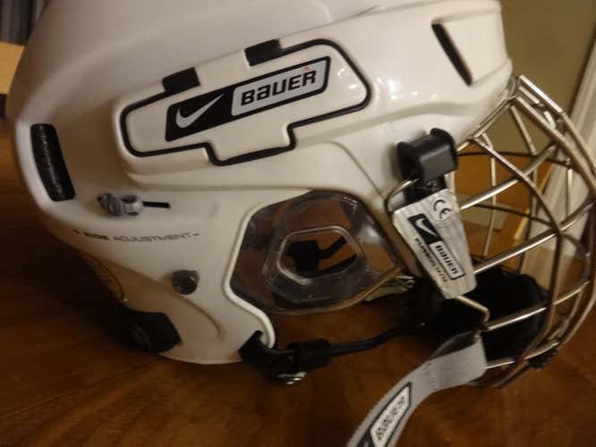 Bauer 8500 Helmet Medium w/ 9500 Facemask