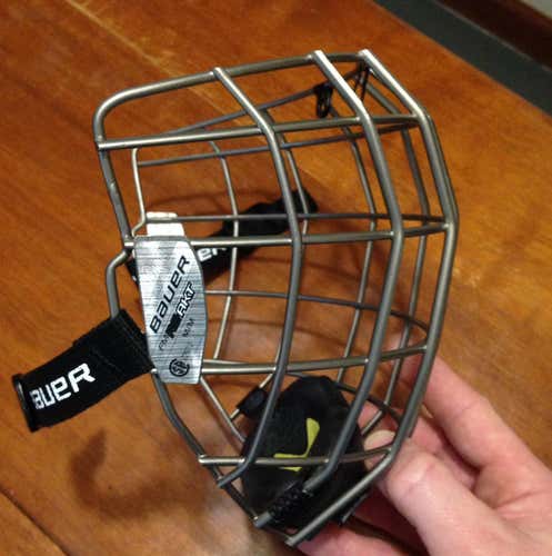 Bauer Re-Akt Titanium Cage Med