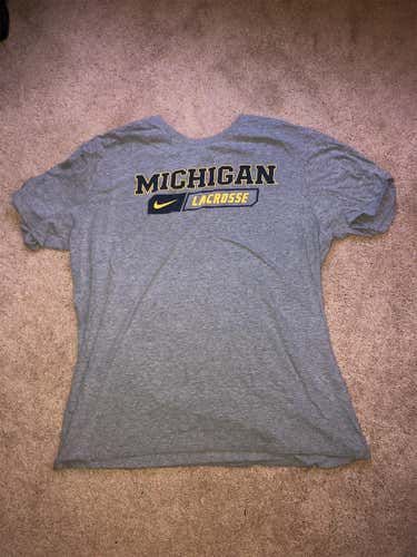 Gray Used Extra Large Nike Shirt