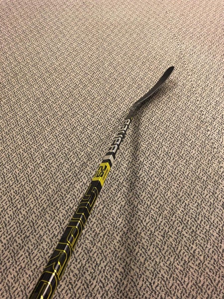 New Right Handed Supreme 2S Pro Mid  Hockey Stick 65 Flex