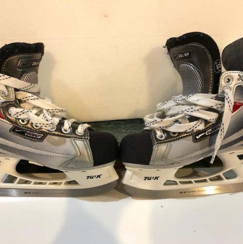 Bauer Youth Vapor XXV Hockey Skates EE (Extra Wide) Size 13.5