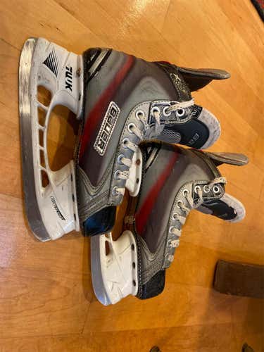 Excellent Condition Bauer Vapor X 5.0 EE (Extra Wide)  Size 2.5 Hockey Skates