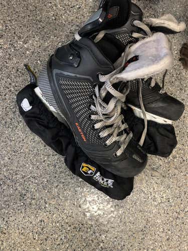 Used Easton Mako M8   Size 6 Hockey Skates