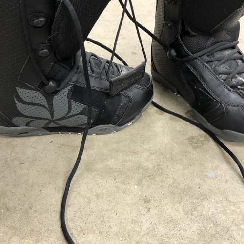 Used 7.0 (Women's 8.0) Flow All Mountain Snowboard Boots