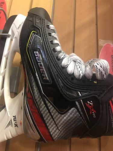 New Bauer Vapor 2X Pro EE (Extra Wide)  Size 10.5 Hockey Skates