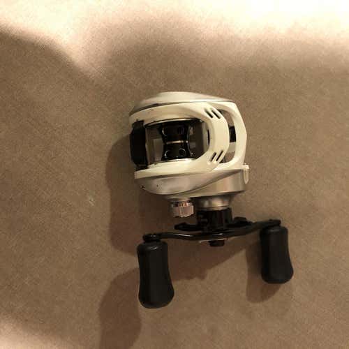 Okuma Stratus V Baitcasting Reel