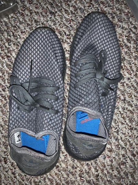 Gray Used Adult Unisex 9.5 Adidas Tennis Shoes