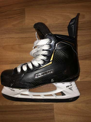 Junior Used Bauer Supreme matrix Hockey Skates D&R (Regular) Size 5.5