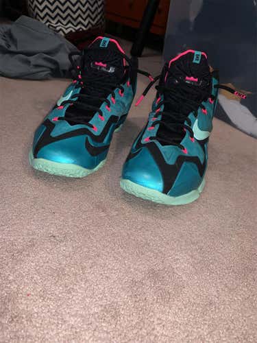 Green Men's Men's 10.5 (W 11.5) Nike Shoes