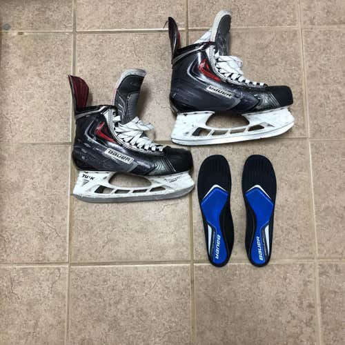 Used Bauer Vapor APX2 E&W (Wide) Pro Stock Size 9 Hockey Skates