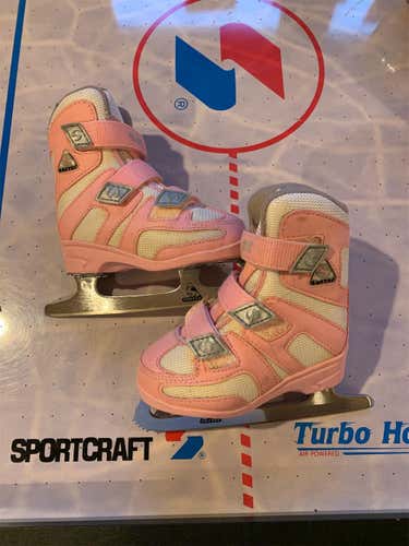 Softec Youth Size 8 Figure Skates