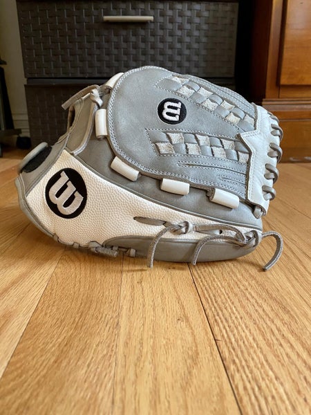 White Gently Used Wilson Right Handed Outfield A2000 Softball Glove 12.5"