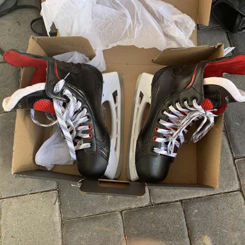 New Bauer Vapor X600 Junior Size 4 Hockey Skates
