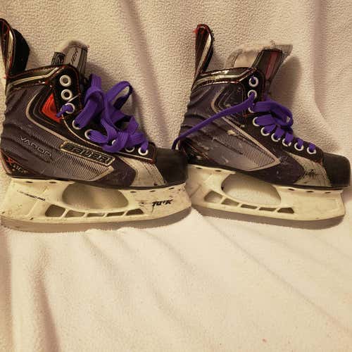 Used Bauer Vapor x50  jr. Hockey Skates Size 2 D