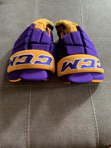 Elmira College Men’s Hockey Gloves (CCM)(Used)