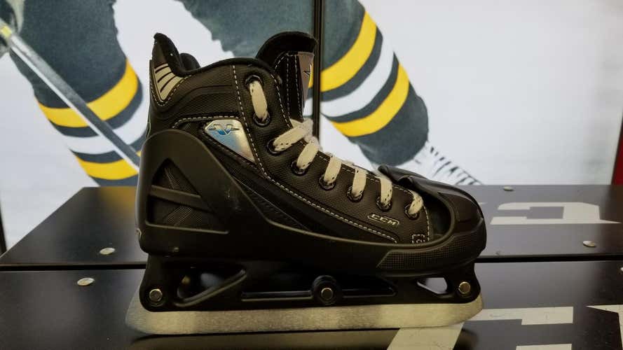 New Junior CCM Hockey Goalie Skates D&R (Regular) Size 2.5