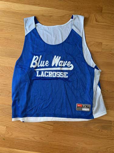Darien Blue Wave Cursive Reversible Pinnie