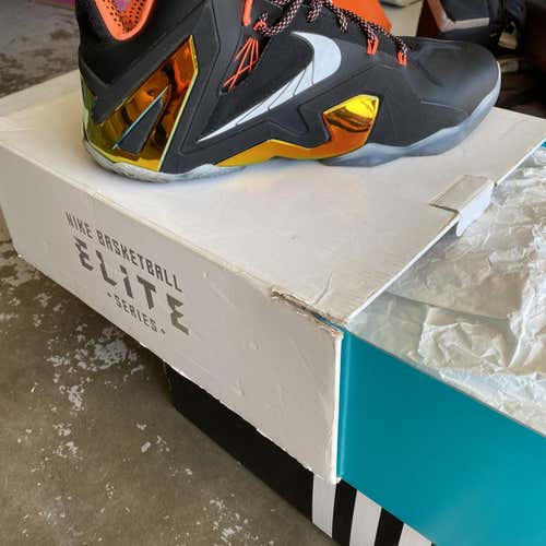 Used 13 (Women's 14) Nike Shoes