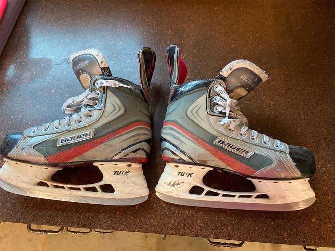 Used Bauer Vapor EE (Extra Wide) Size 5.5 Hockey Skates