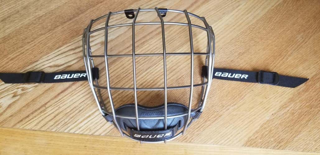 Used Senior Small Bauer Re-Akt Cage Full Cage in as new condition