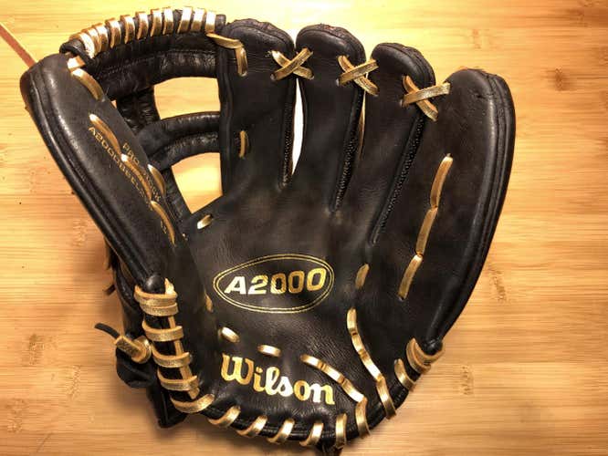 Black Used Wilson RHT Infield A2000 Baseball Glove 11.75"