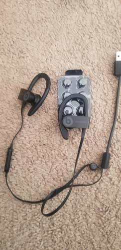 Powerbeats 3 Used