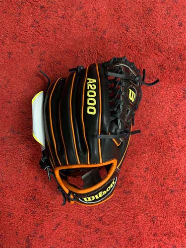 New Wilson Right Handed Infield A2000 Baseball Glove 11.25"