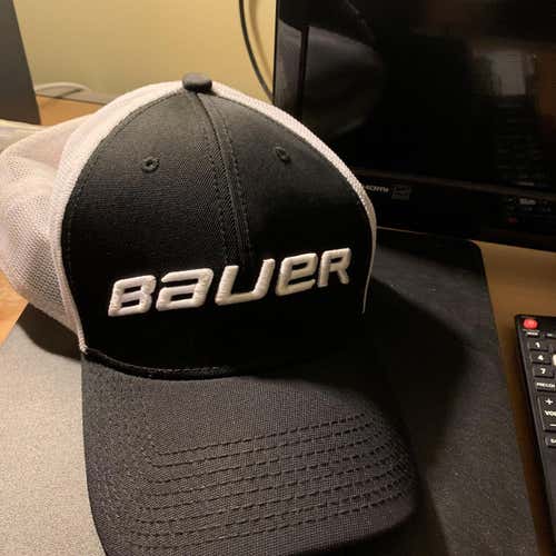 Black Adult Medium/Large Bauer Hat