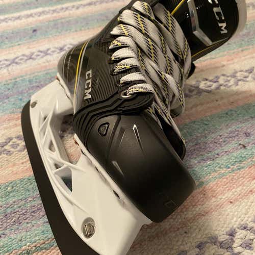New CCM EE (Extra Wide) Size 5 Hockey Skates