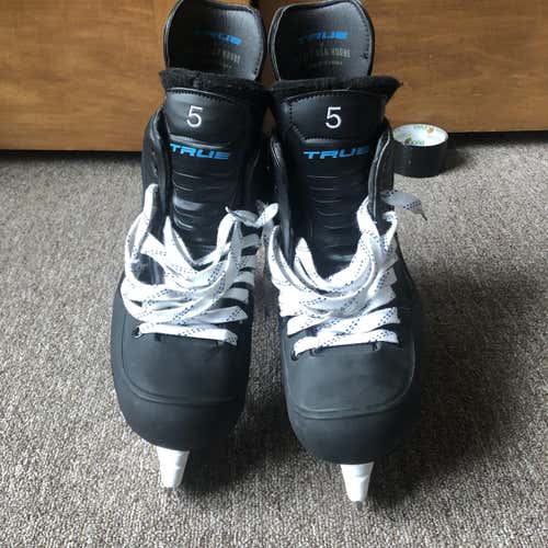 New True Size 8 Hockey Skates