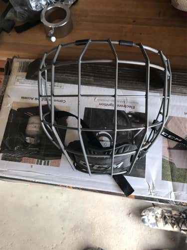Used Medium CCM FM680 Full Cage
