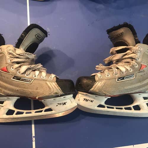 Used Bauer Vapor XVI Size 4 Hockey Skates