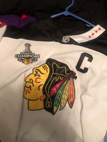Toews 19 Hawks 2016 winter classic Home jersey