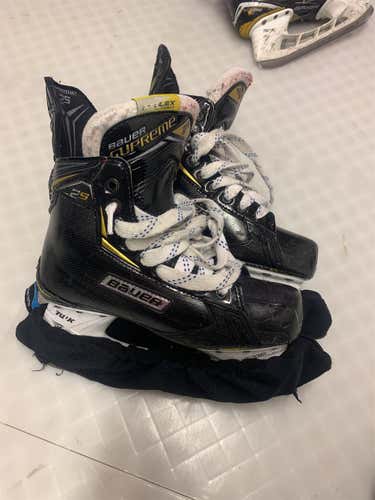 Used Bauer Supreme 2S Size 6.5 Hockey Skates