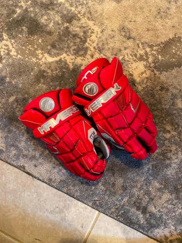 LIKE NEW Maverik M4 Gloves (WILL BE PACKED USING GLOVES)