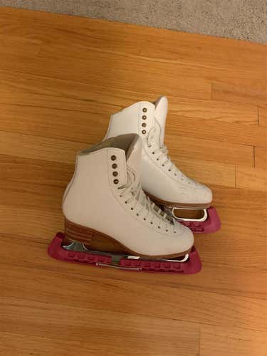 White Used Jackson Size 5.5 Figure Skates