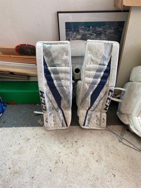 White Used 28" CCM Extreme Flex E3.5 Goalie Leg Pads